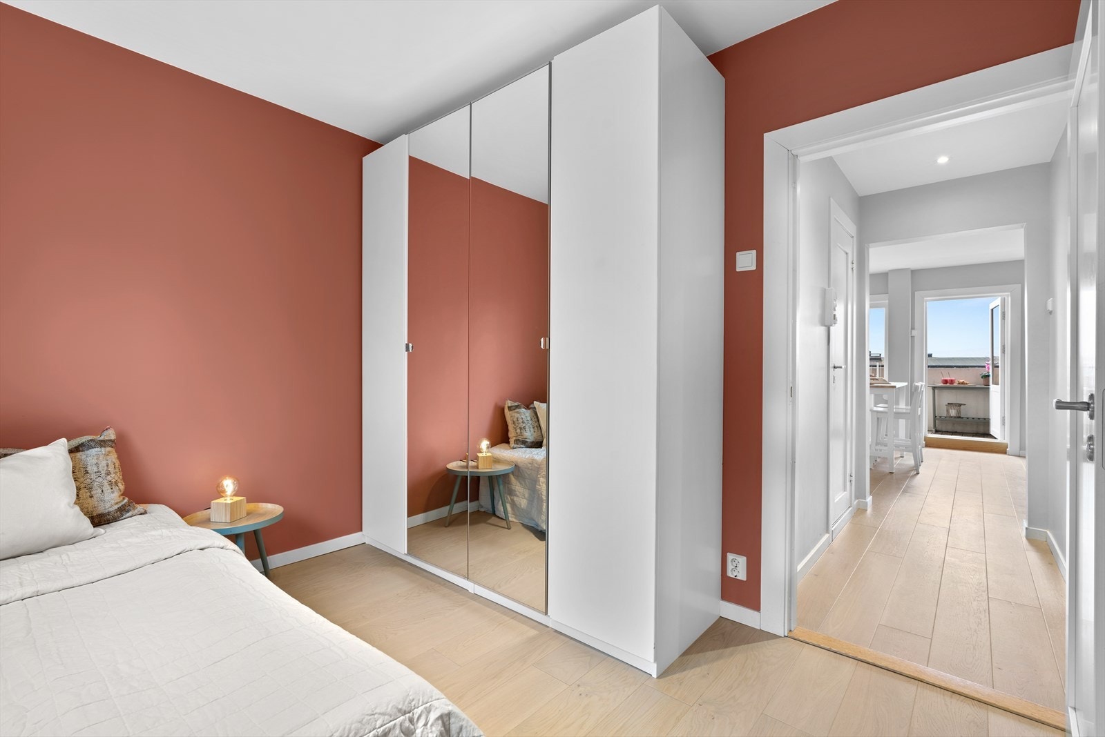 Soverom 2 har garderobeskap med god plass til oppbevaring. Galleribilde