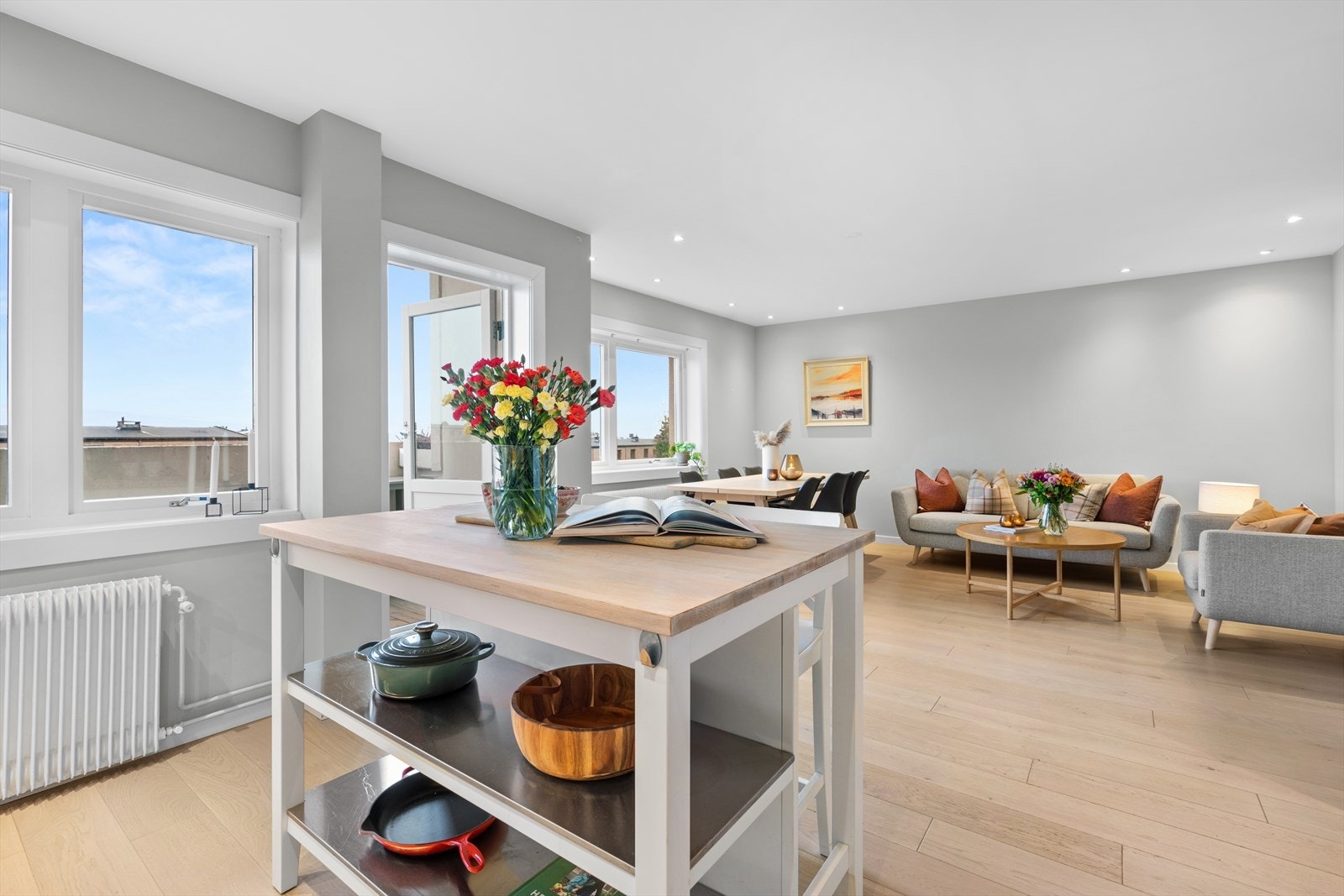 Den åpne løsningen gjør matlagingen til en sosial aktivitet. Galleribilde