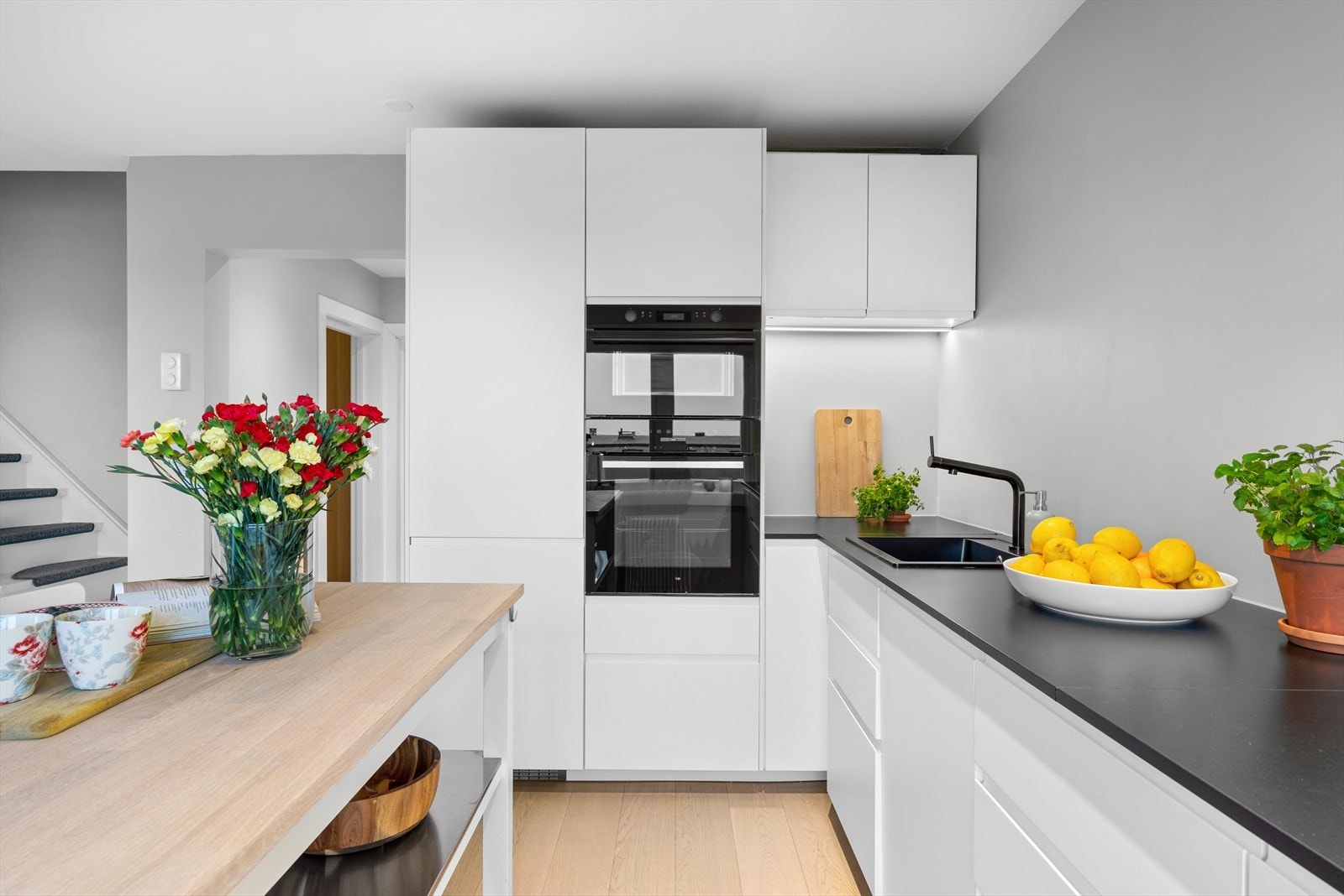 Kjøkkenet har innredning med glatte fronter og benkeplaten er av laminat. Det er oppvaskmaskin, komfyr, platetopp og micro. Galleribilde