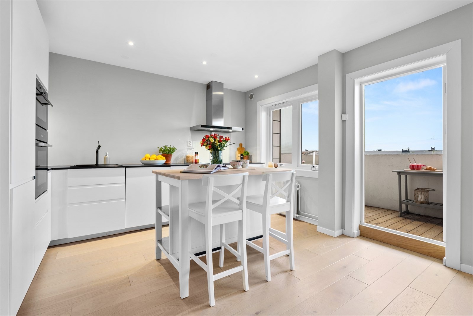 Fra stuen/kjøkken er det utgang til vestvendt balkong på ca. 5 kvm. Galleribilde