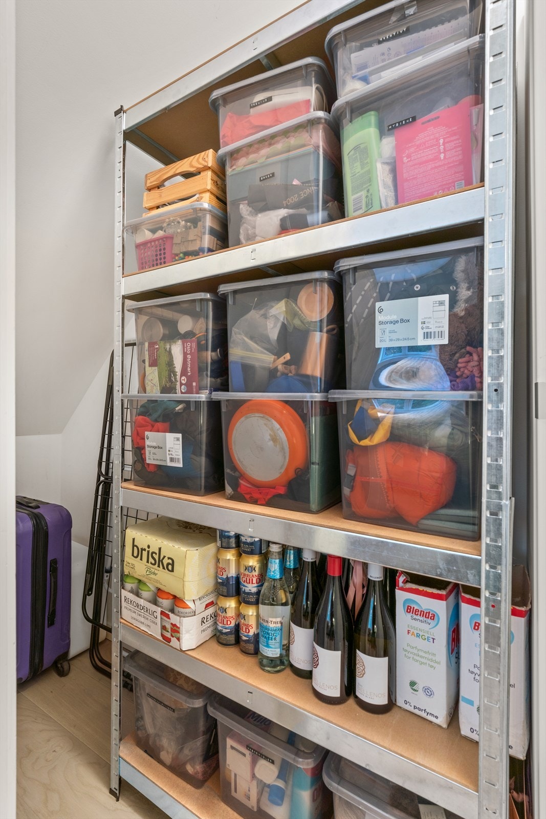 Bildet viser walk-in-garderobe/bod med inngang fra hovedsoverommet. Galleribilde