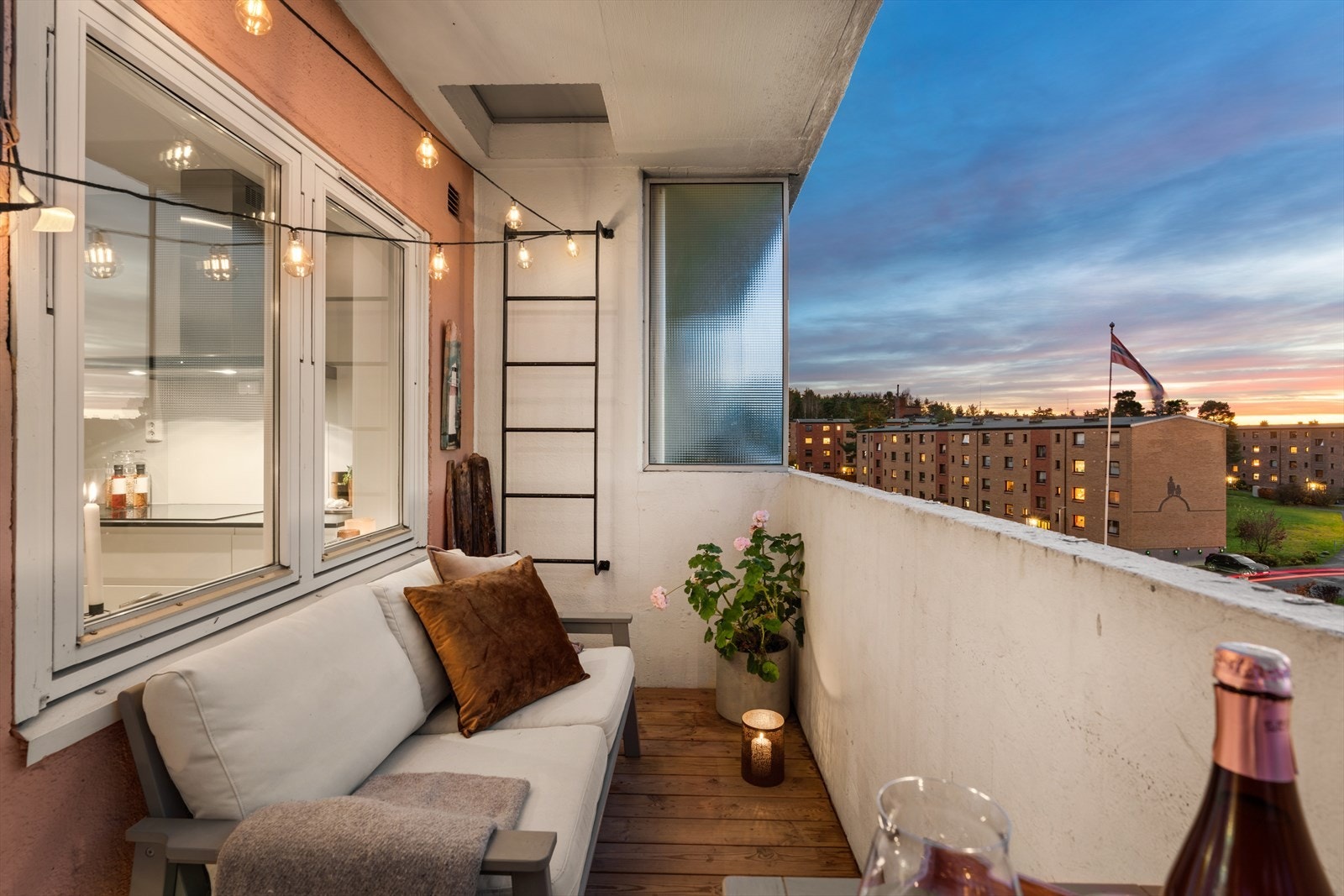 Her er det plass til sittegruppe og annet møblement. Galleribilde