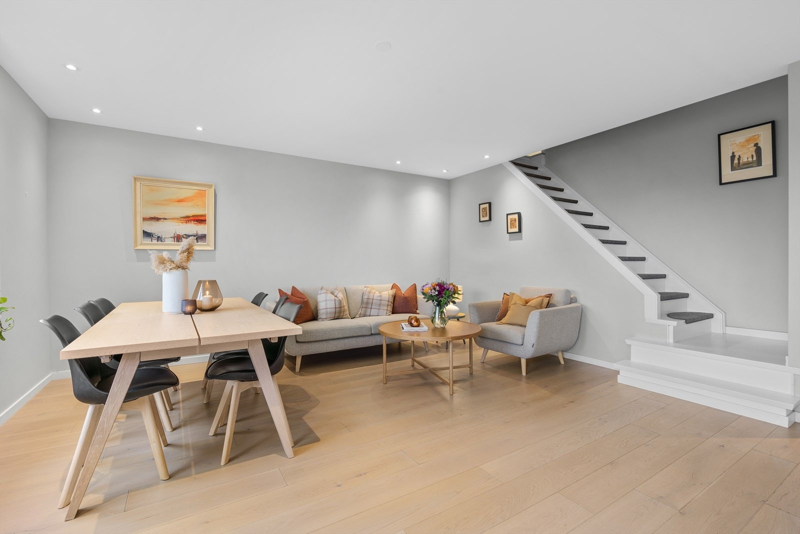 Stuen har god plass til sofa og annet møblement. Galleribilde