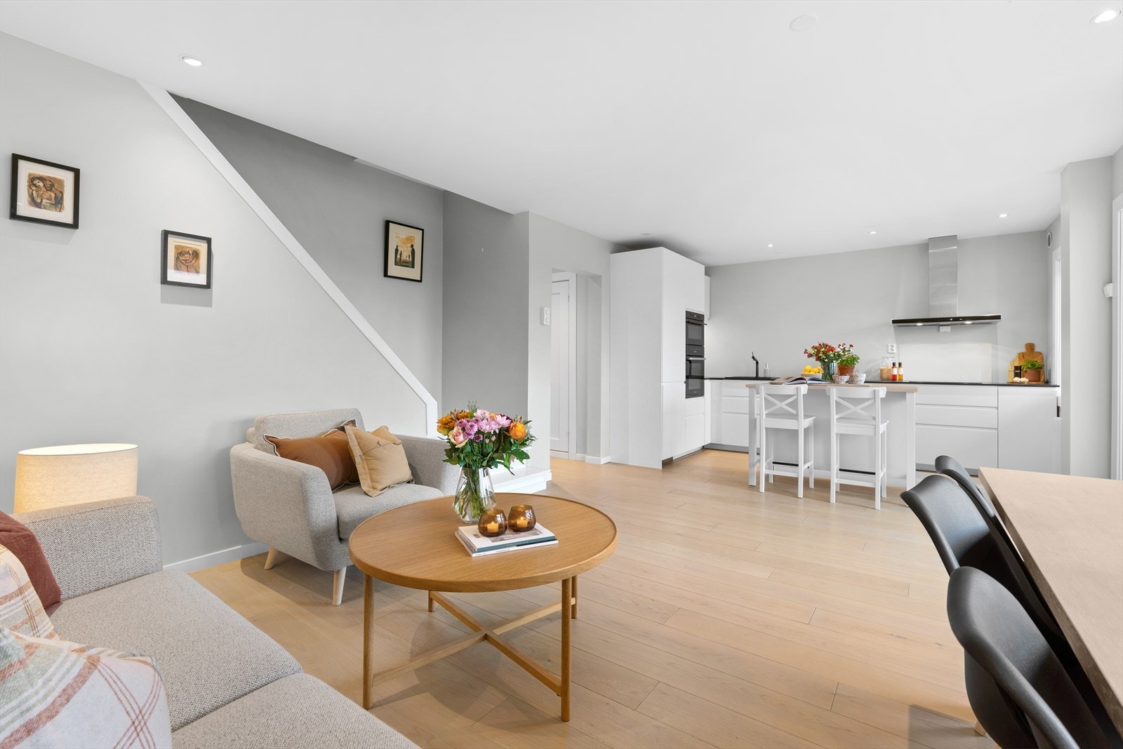 Stue og kjøkken i åpen løsning. Galleribilde