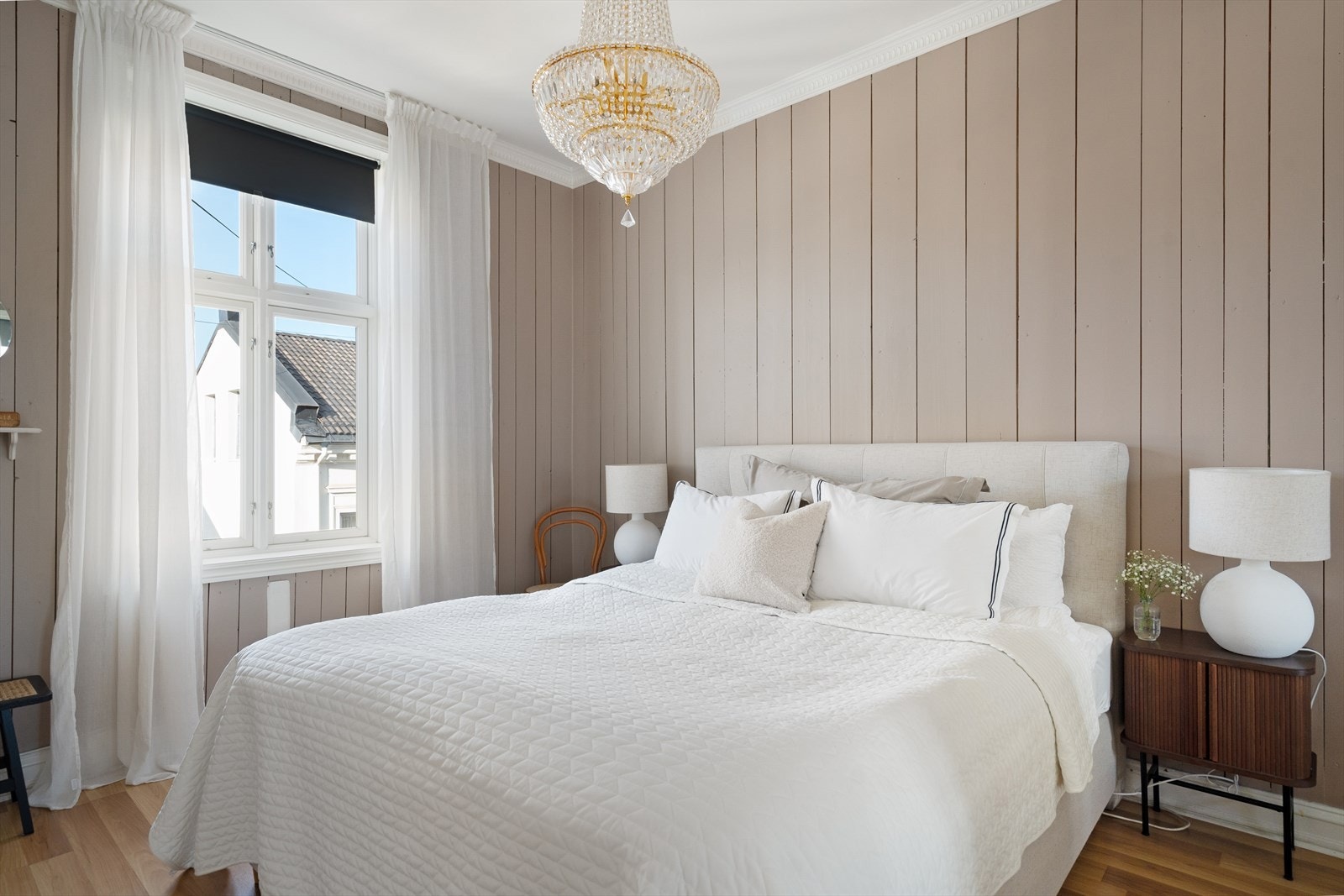 Det er god plass til dobbeltseng og nattbord. Galleribilde