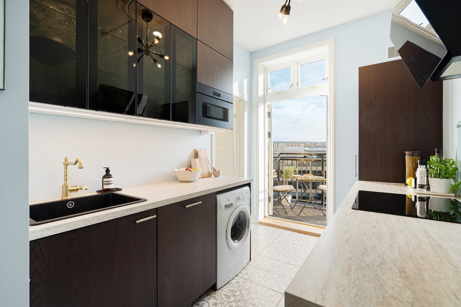 Det er integrerte hvitevarer med kjøl/fryseskap, mikro, oppvaskmaskin, platetopp og stekeovn. Det er opplegg for vaskemaskin. Galleribilde