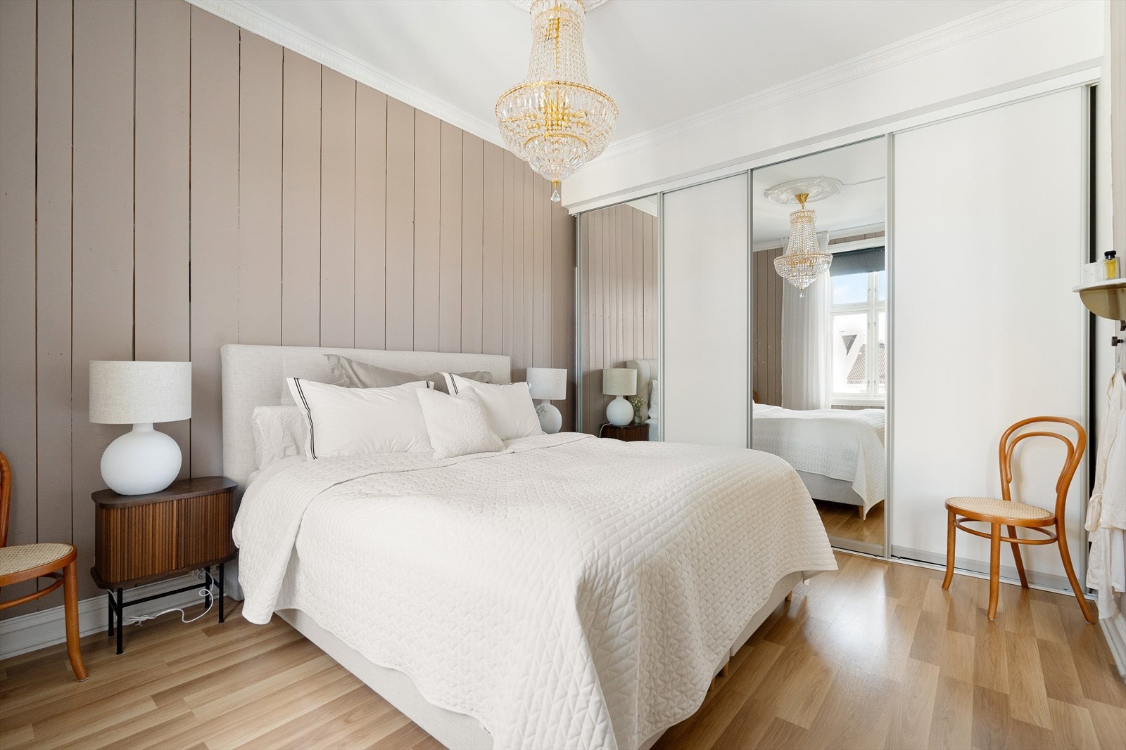 Soverommet har innebygd skyvedørsgarderobe som gir god plass til oppbevaring av klær. Galleribilde