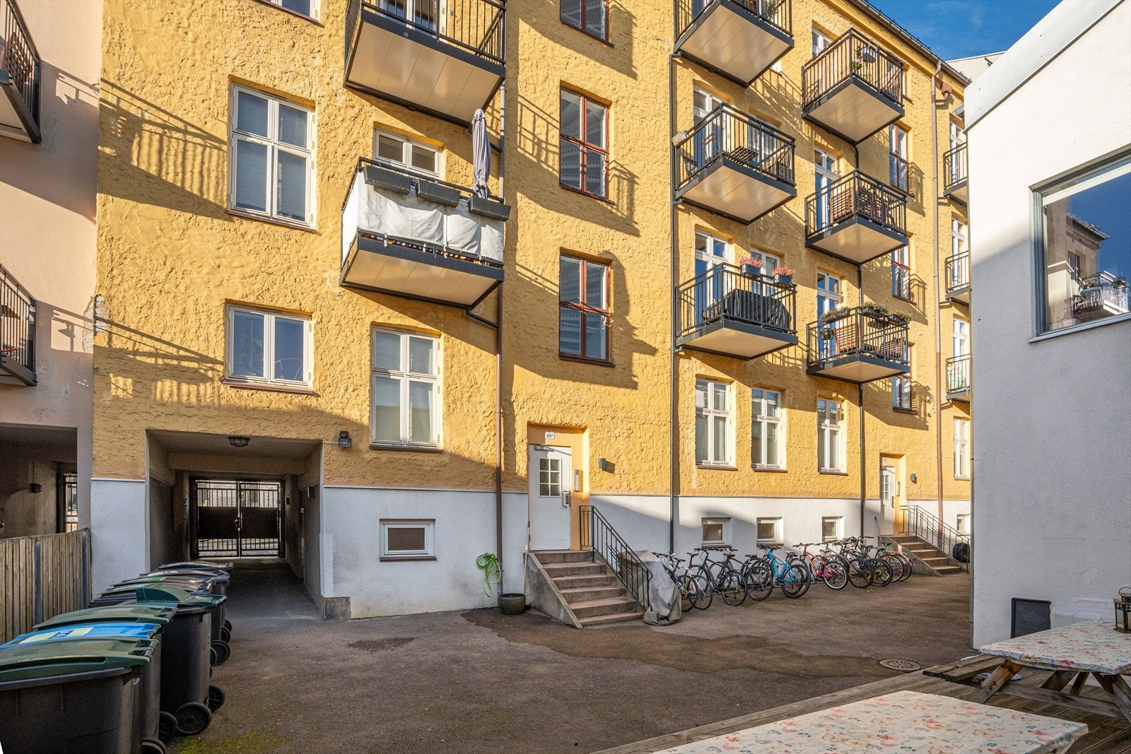 Bakgården har en koselig plating med sittebenker og sykkelparkering. Galleribilde