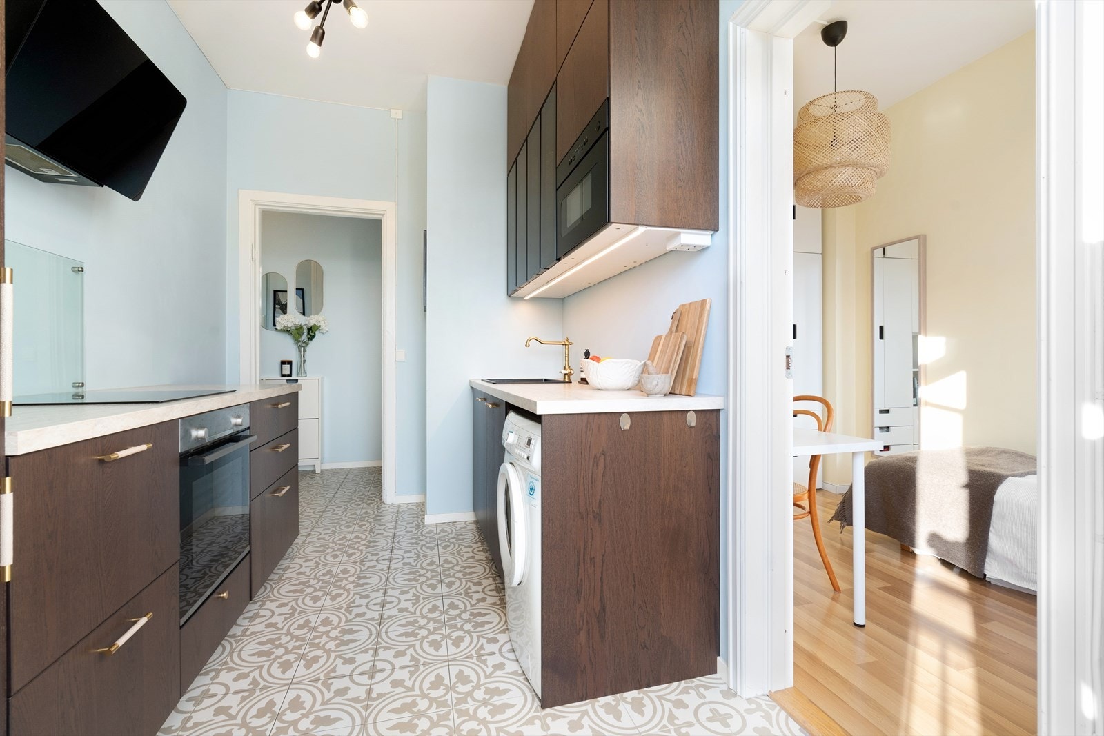 Det er godt med lagringsplass i både skap og skuffer. Takhøyden er utnyttet til det maksimale med ekstra overskap. Galleribilde