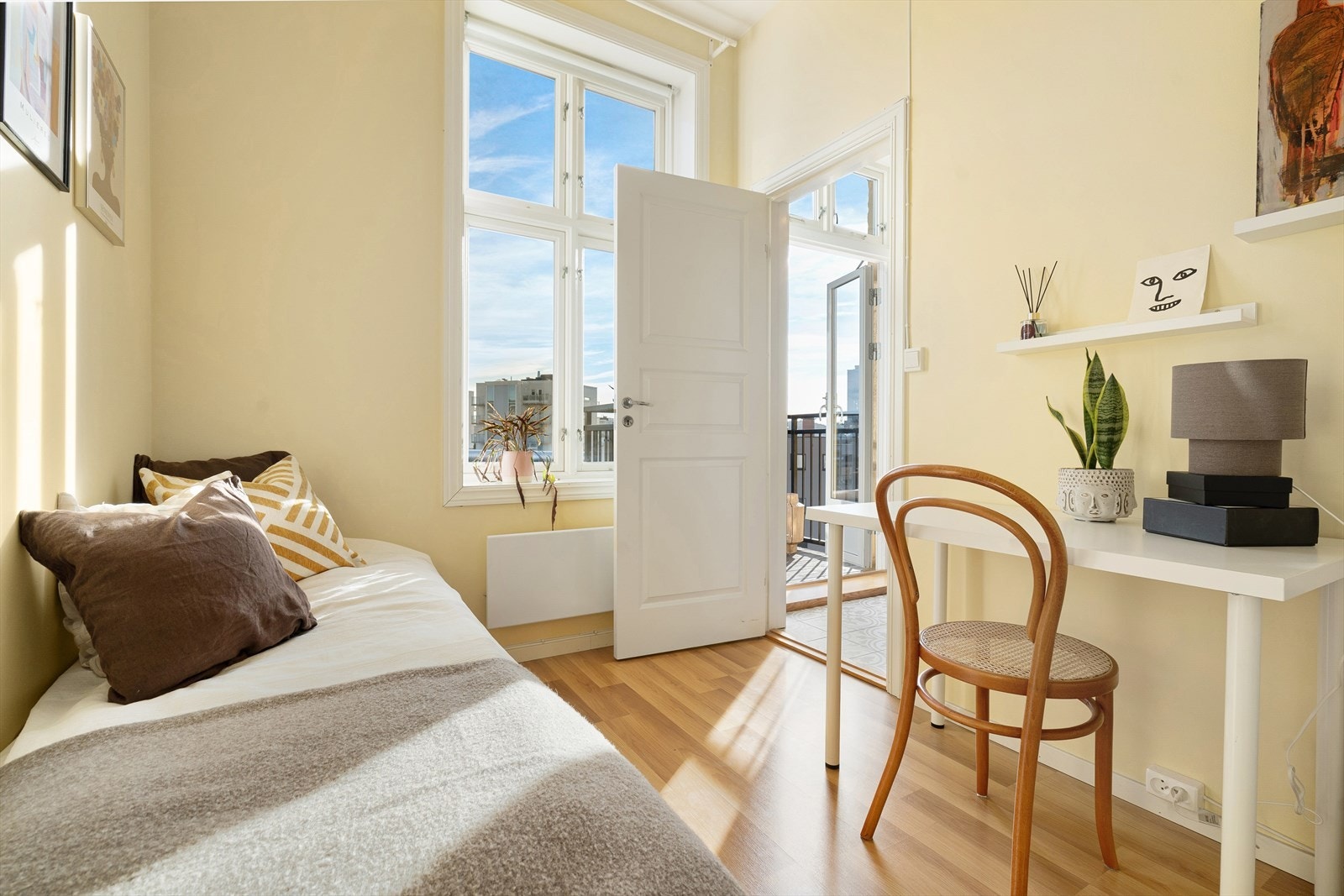 Rommet har malte overflater og takhøyde på 2,94 m. Stort vindu sikrer godt med lys og luft. Galleribilde