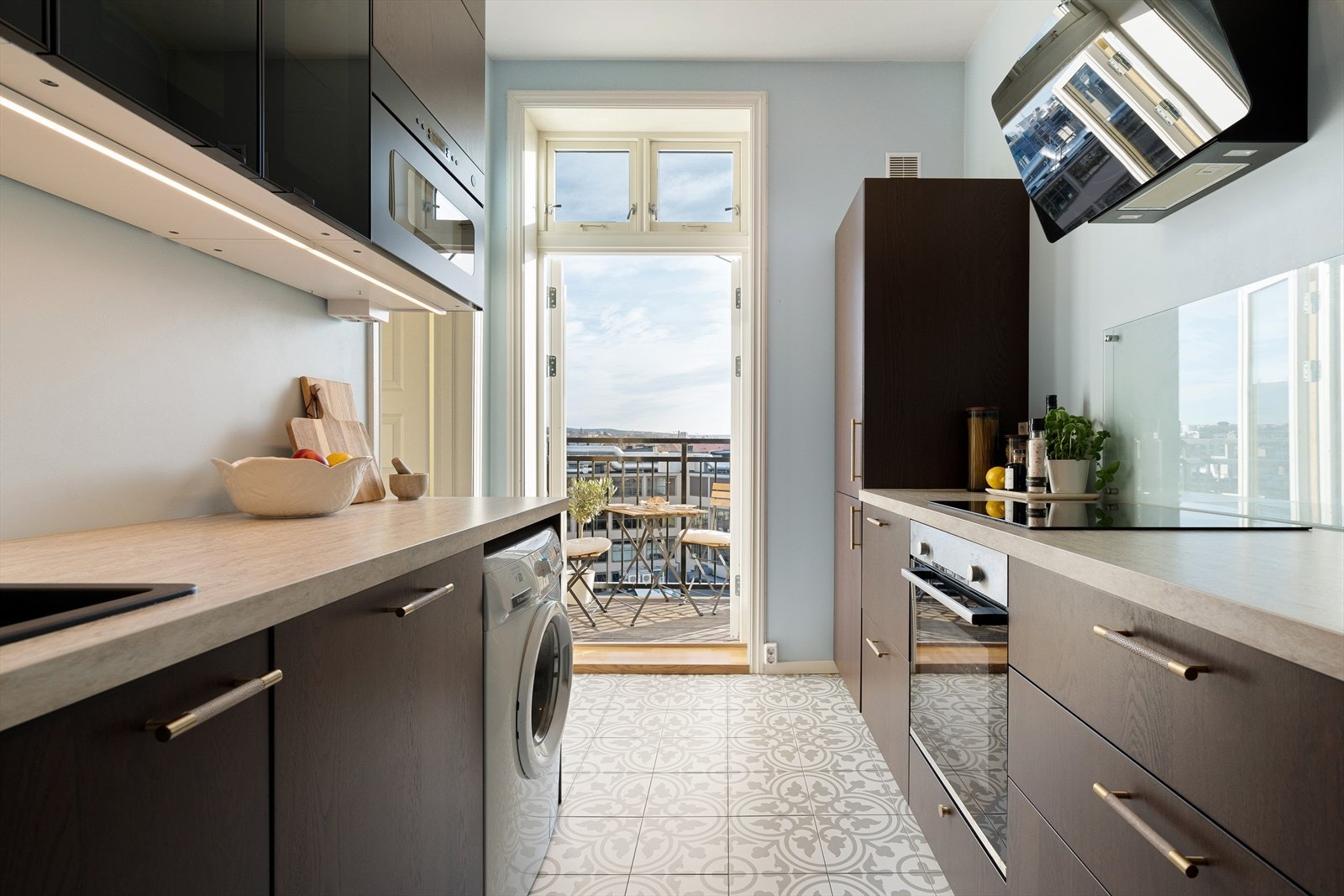 Moderne og stilsikkert kjøkken fra 2023 med håndtak fra Lovehandles. Galleribilde