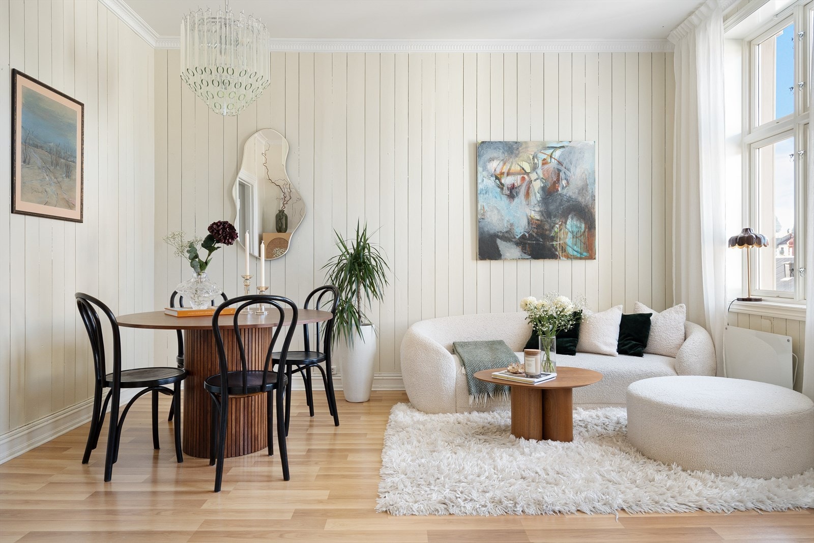 I stuen er det god plass til både sofa og spisegruppe. Galleribilde