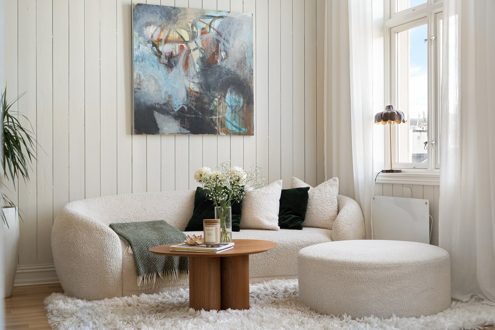 Rommet har generøs takhøyde på hele 2.94 meter og godt lysinnslipp fra store vindusflater. Galleribilde