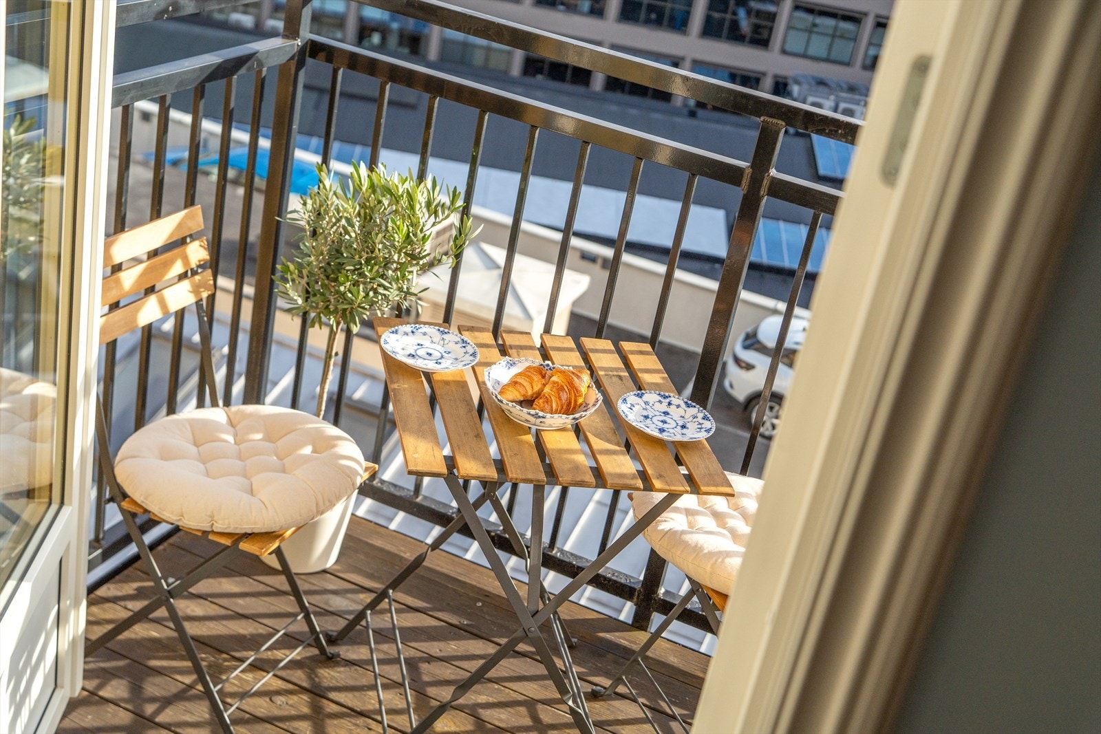 Her er det plass til et koselig kafésett og beplanting. Perfekt sted å nyte morgenkaffen. Galleribilde