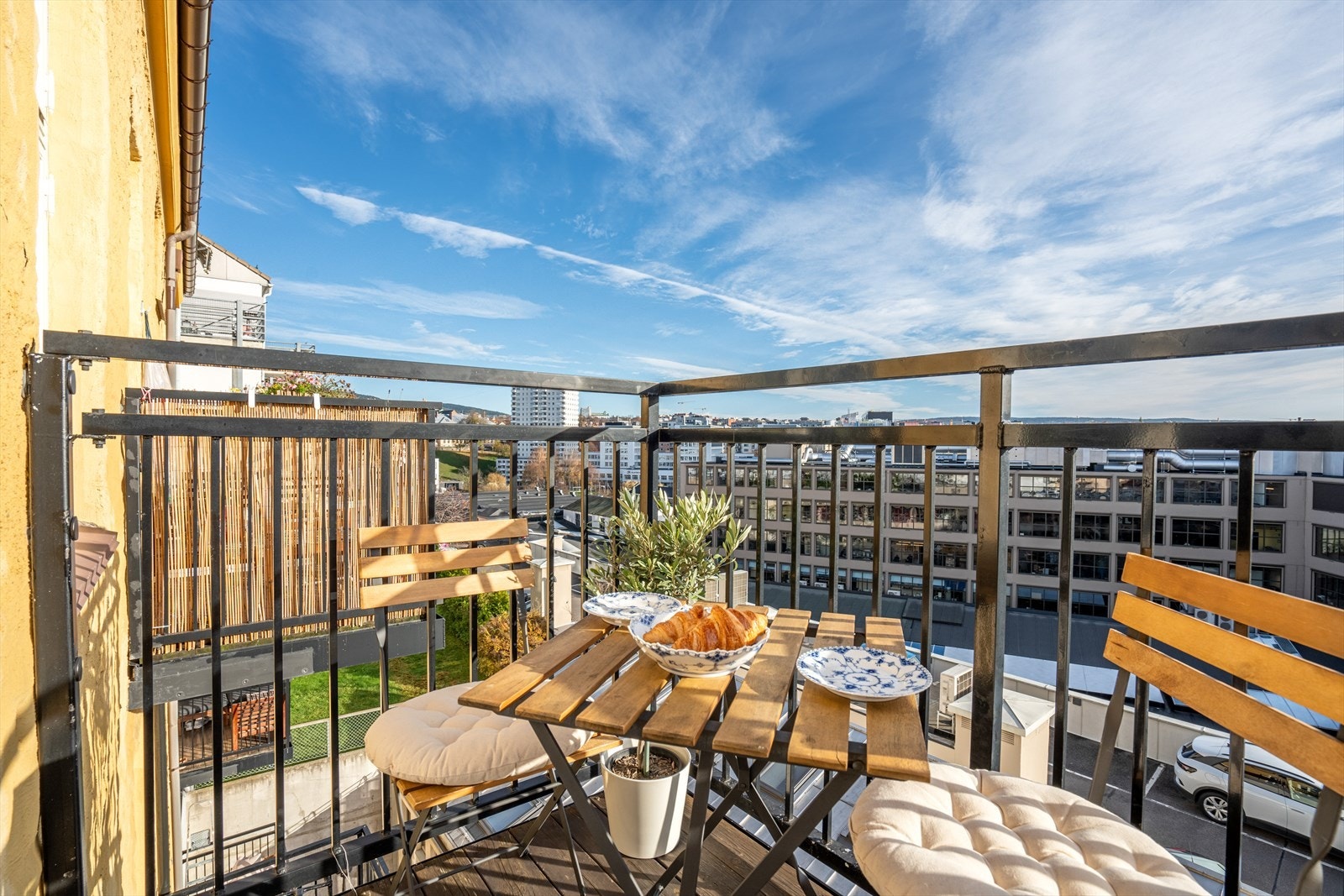 En solrik østvendt balkong på 3 kvm med utgang fra kjøkken. Galleribilde