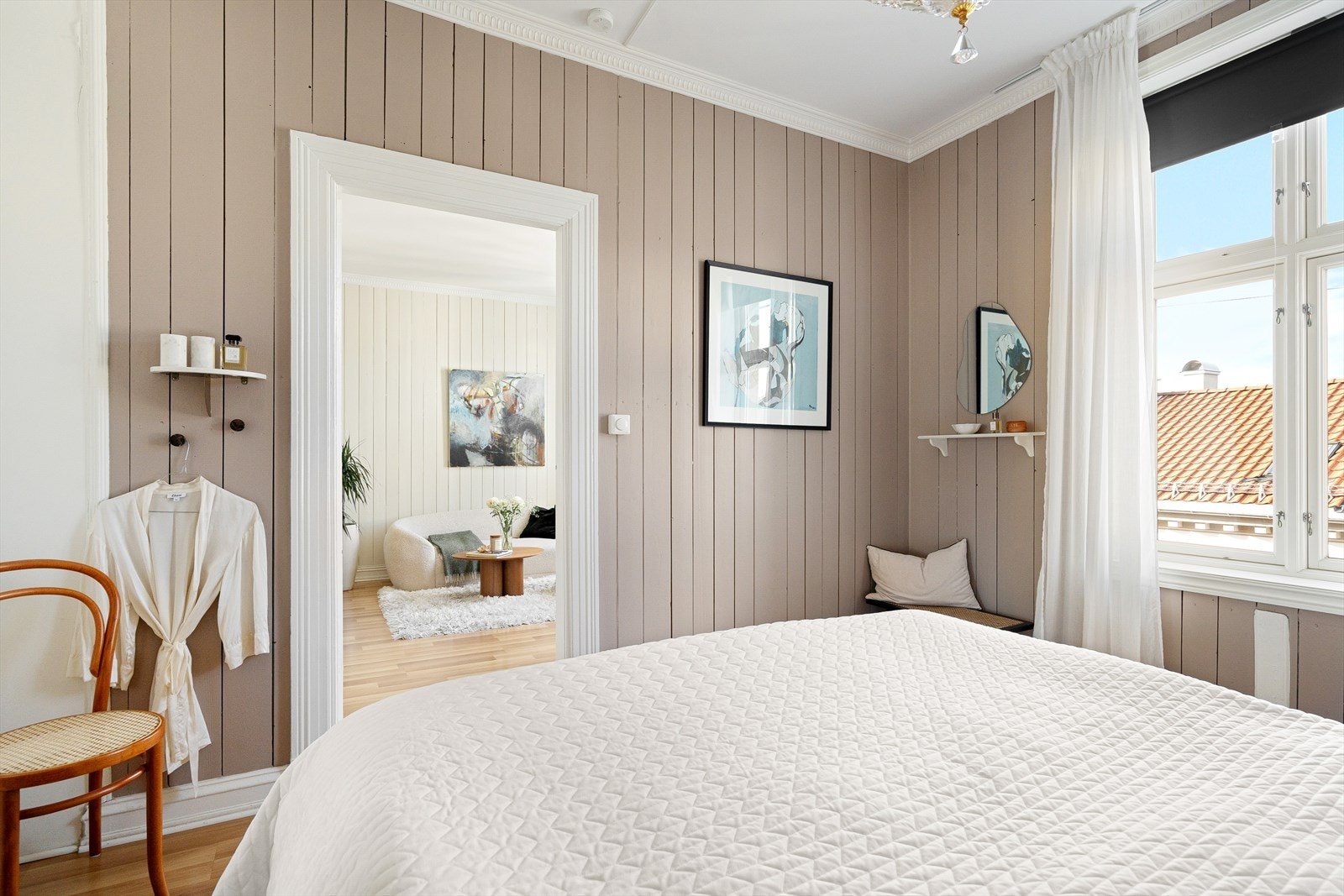 Et delikat og lyst soverom med god takhøyde, stukkatur og rosett. Galleribilde