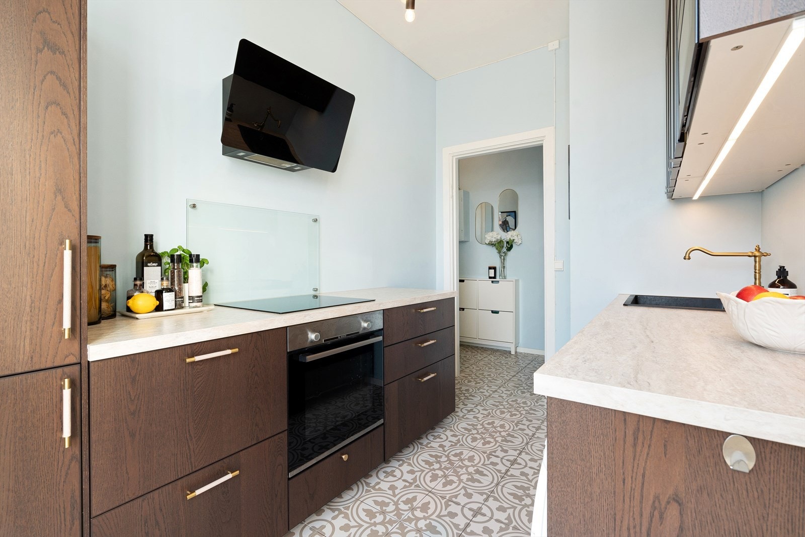 Fliser på gulv og glassfelt på vegg ved stekesonen. Malte overflater fra 2023. Galleribilde