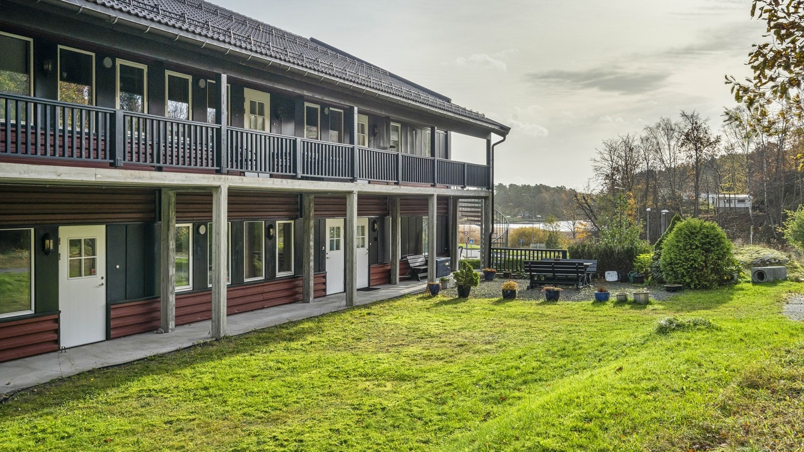 Hyggelig adkomst med grønt og fint fellesareal utenfor Galleribilde