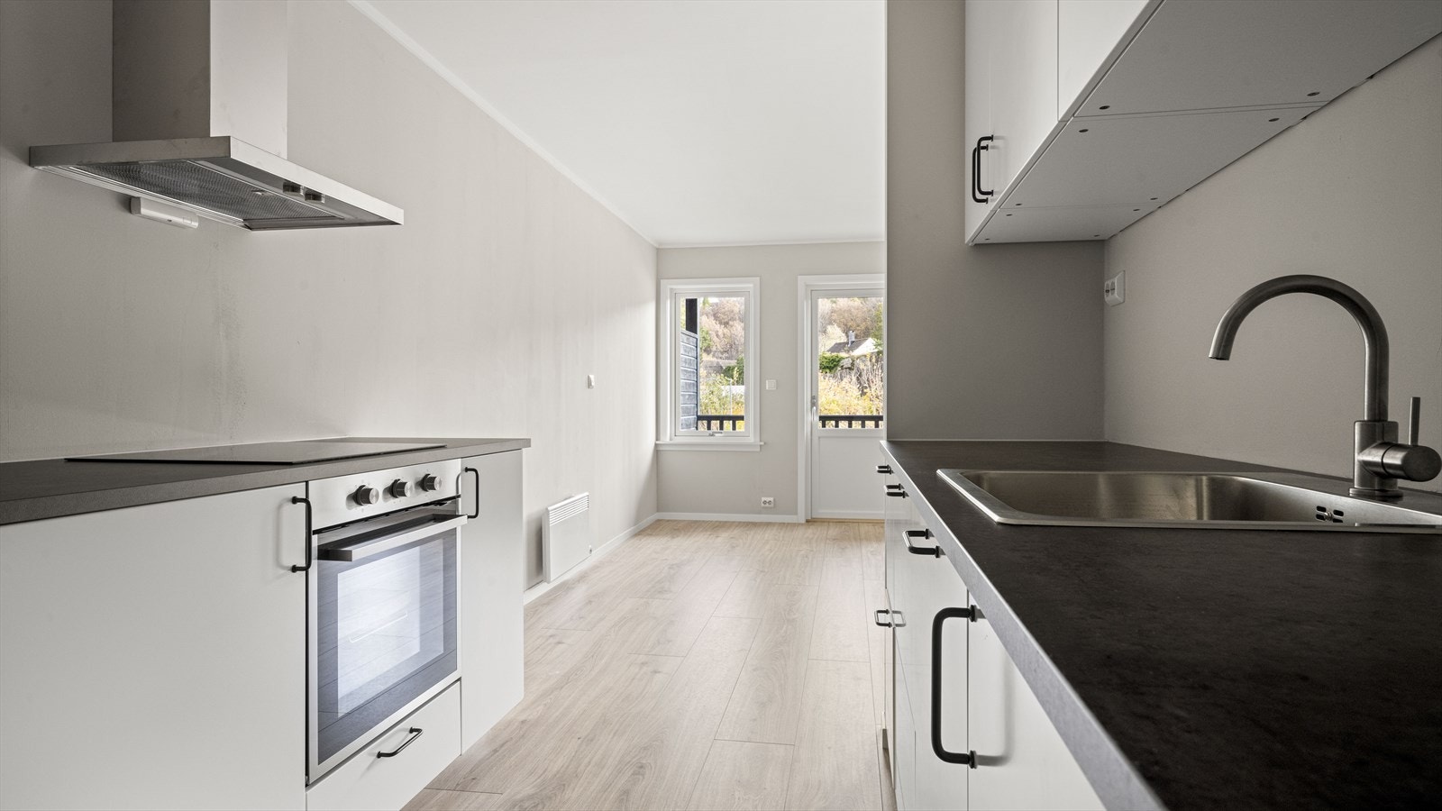 Kjøkkener har en smart plassering like ved stuen Galleribilde