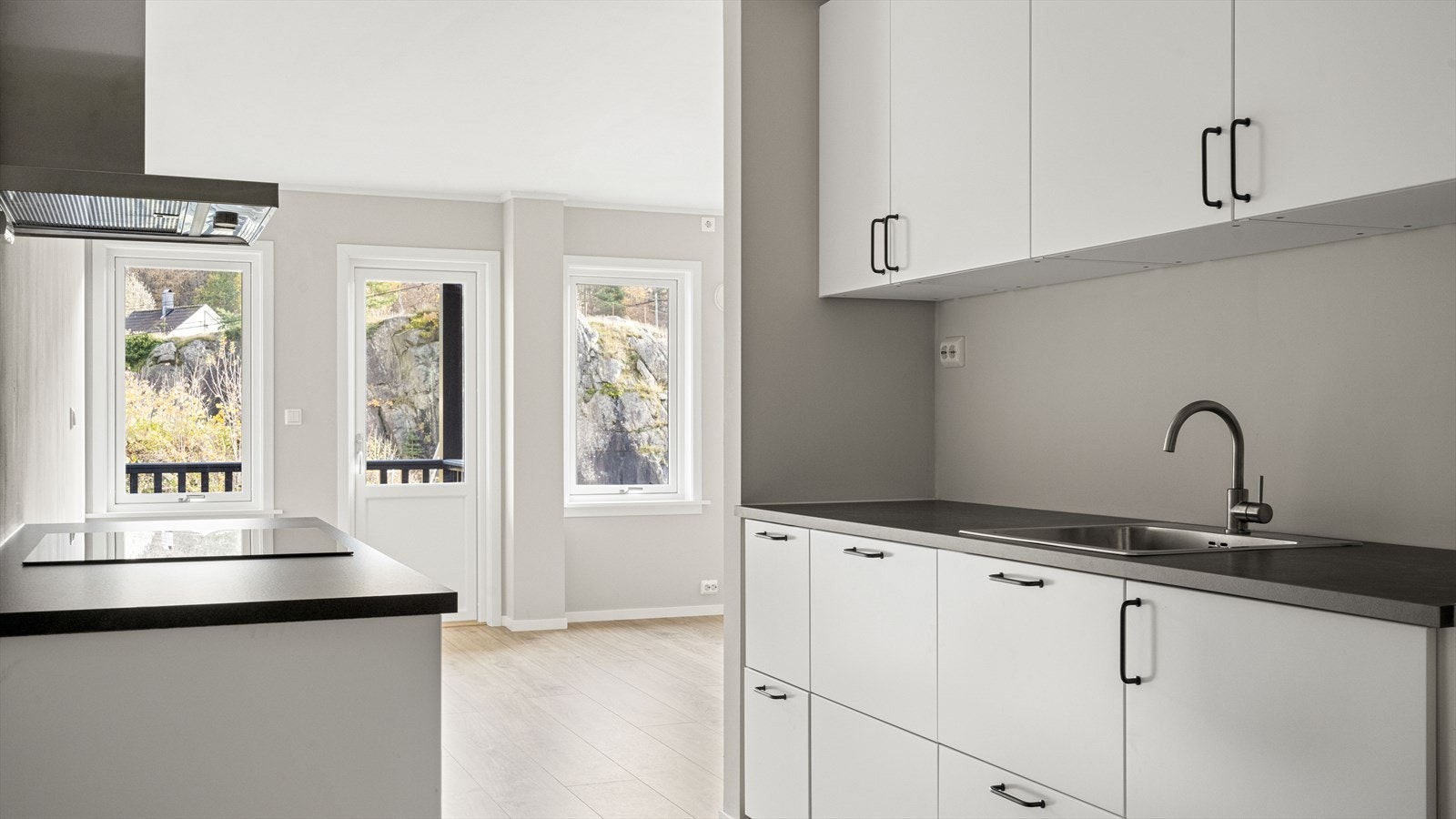 Overflatene er malt i tidsriktige og lyse farger Galleribilde