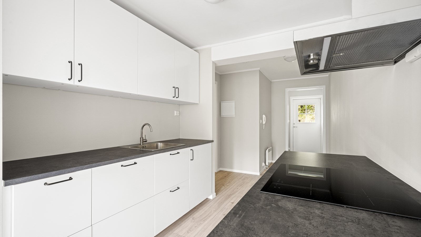 Kjøkkenet består av slette fronter, laminat benkeplate, induksjonstopp, oppvaskmaskin og stekeovn. Galleribilde