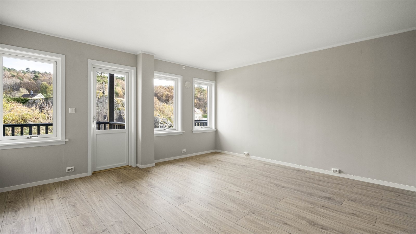 Store vindusflater som gir godt med naturlig lysinnslipp Galleribilde