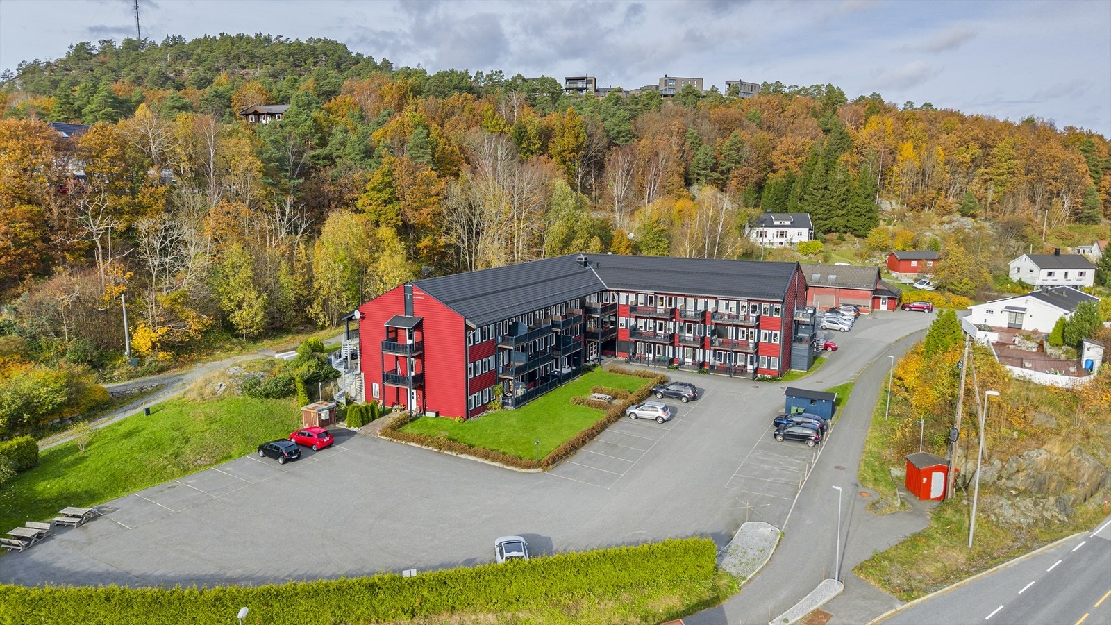 Færvik torv har en fin og sentral beliggenhet på Tromøy Galleribilde
