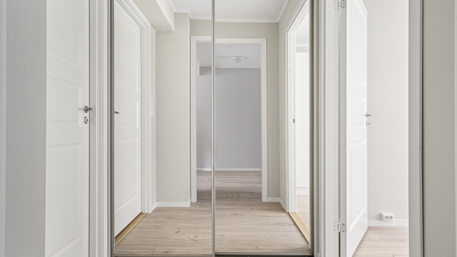 Skyvedørsgarderobe med speilfront i entré Galleribilde