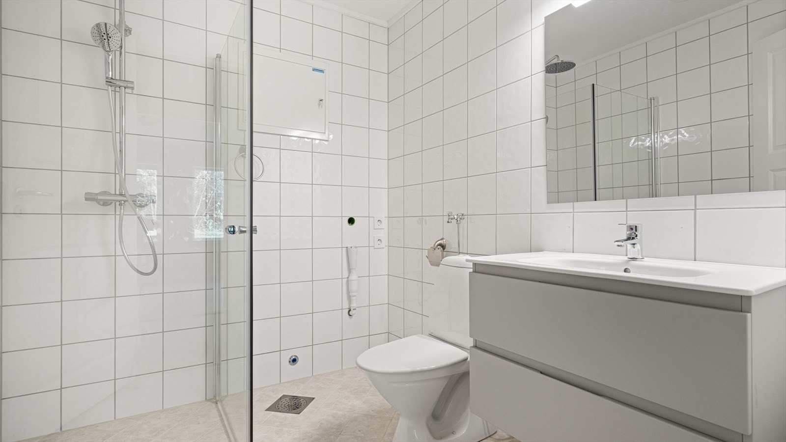 Pent, flislagt baderom som er oppgradert med ny innredning og garnityr Galleribilde