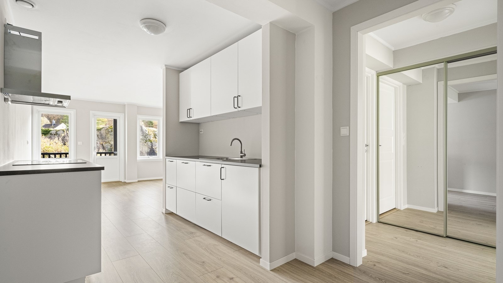 Leiligheten er pusset opp i 2024 med bl.a. moderne og fint kjøkken Galleribilde