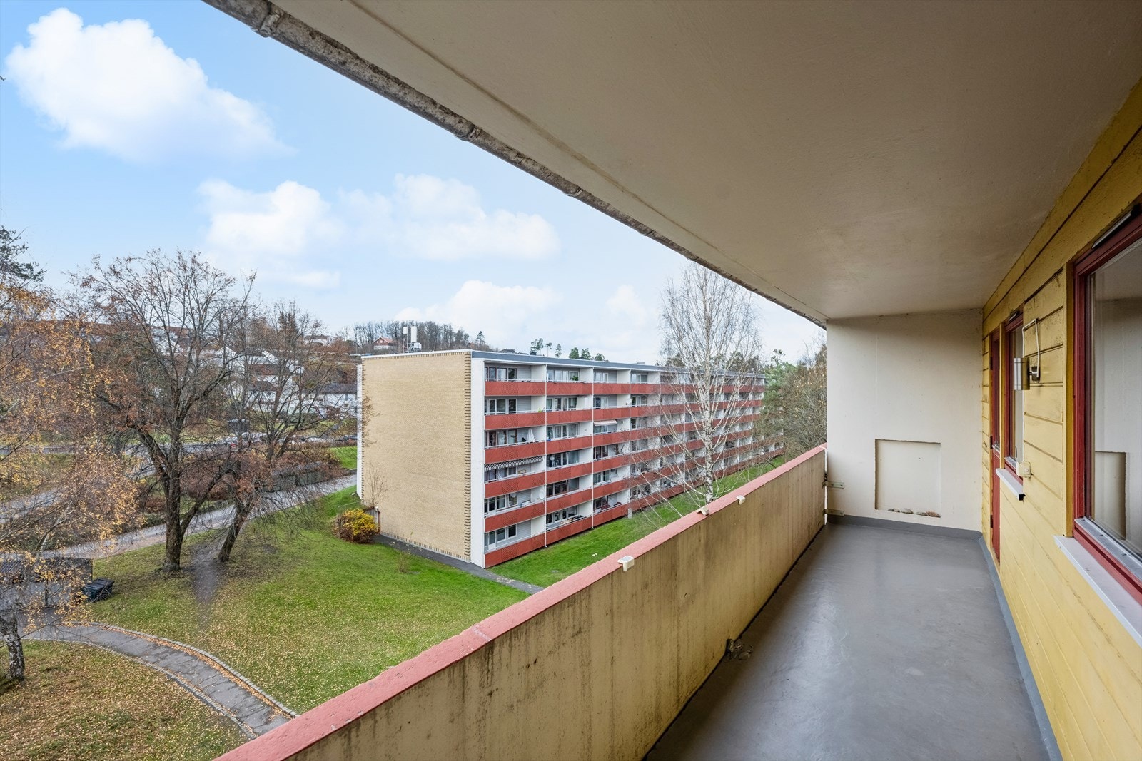 Balkongen har gode solforhold på dagtid og ettermiddag/kveld. Galleribilde