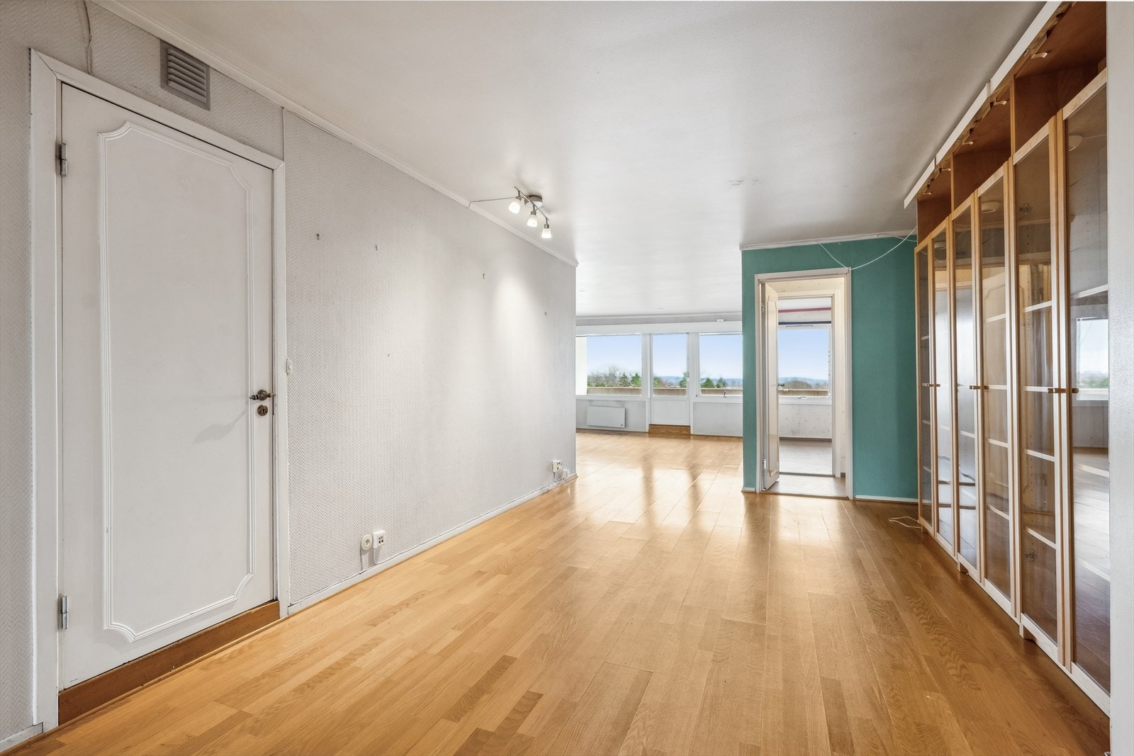 Enkelte naboer har under oppussing/ombygging av leiligheten flyttet kjøkkenet inn i stuen eller spisestuen. (Det leveres ingen garanti for at dette lar seg gjøre på denne leiligheten) Galleribilde