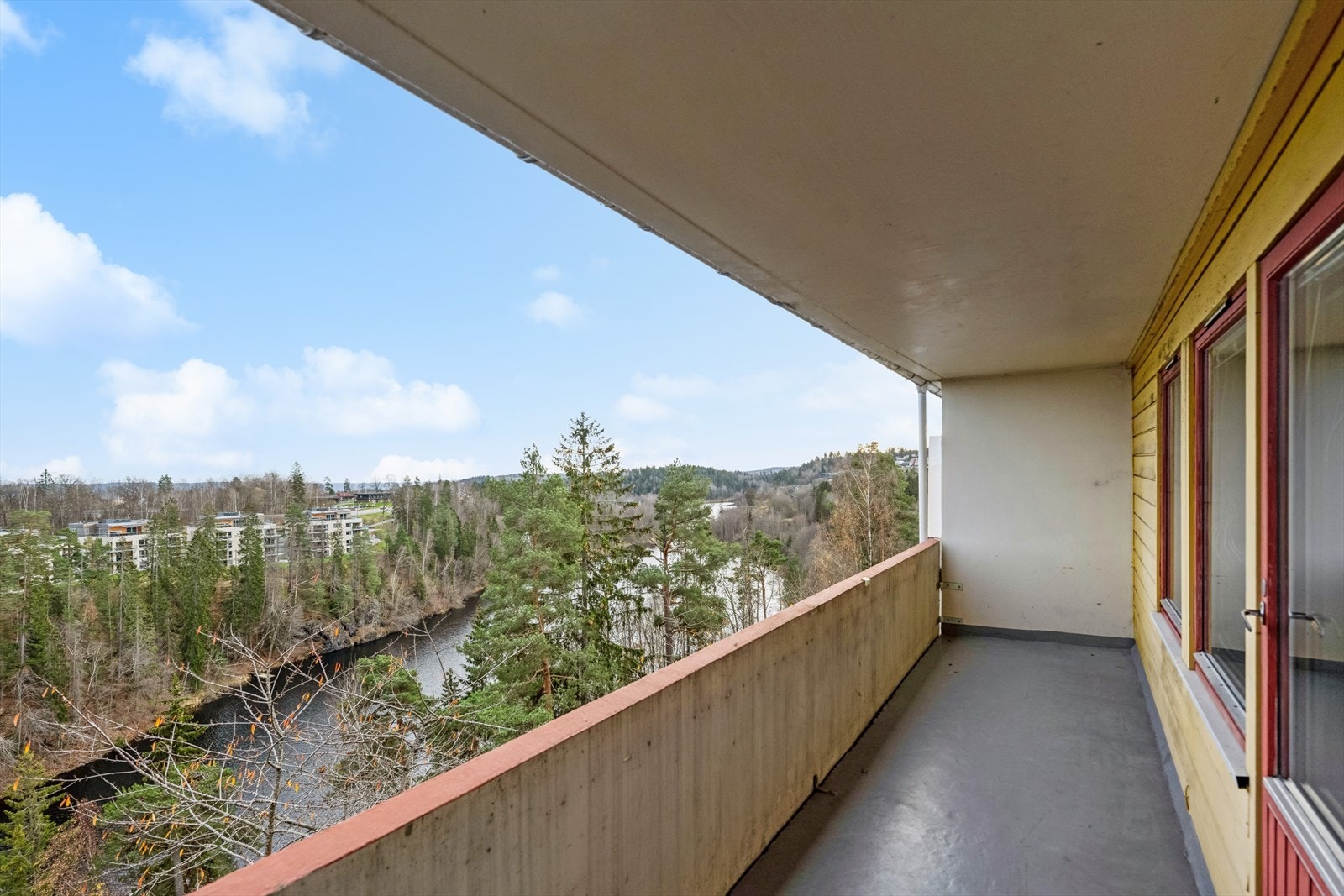 Balkongen har morgensol og hyggelig utsikt. Galleribilde