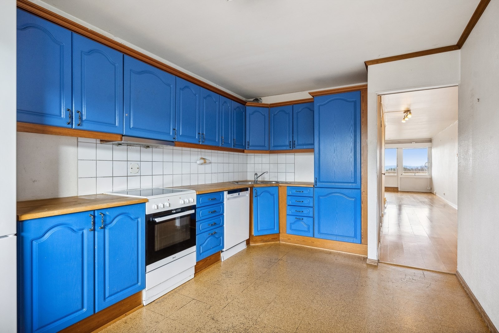 Romslig kjøkken med god plass til spisegruppe. Galleribilde