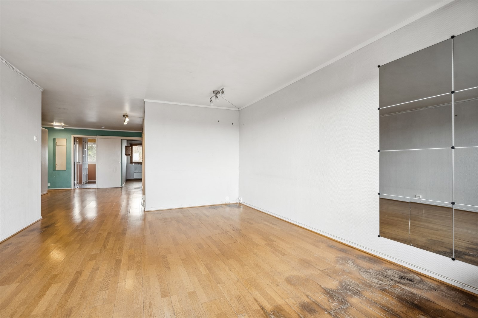 Stuen er todelt og har god plass til både spisestue og salong. Galleribilde