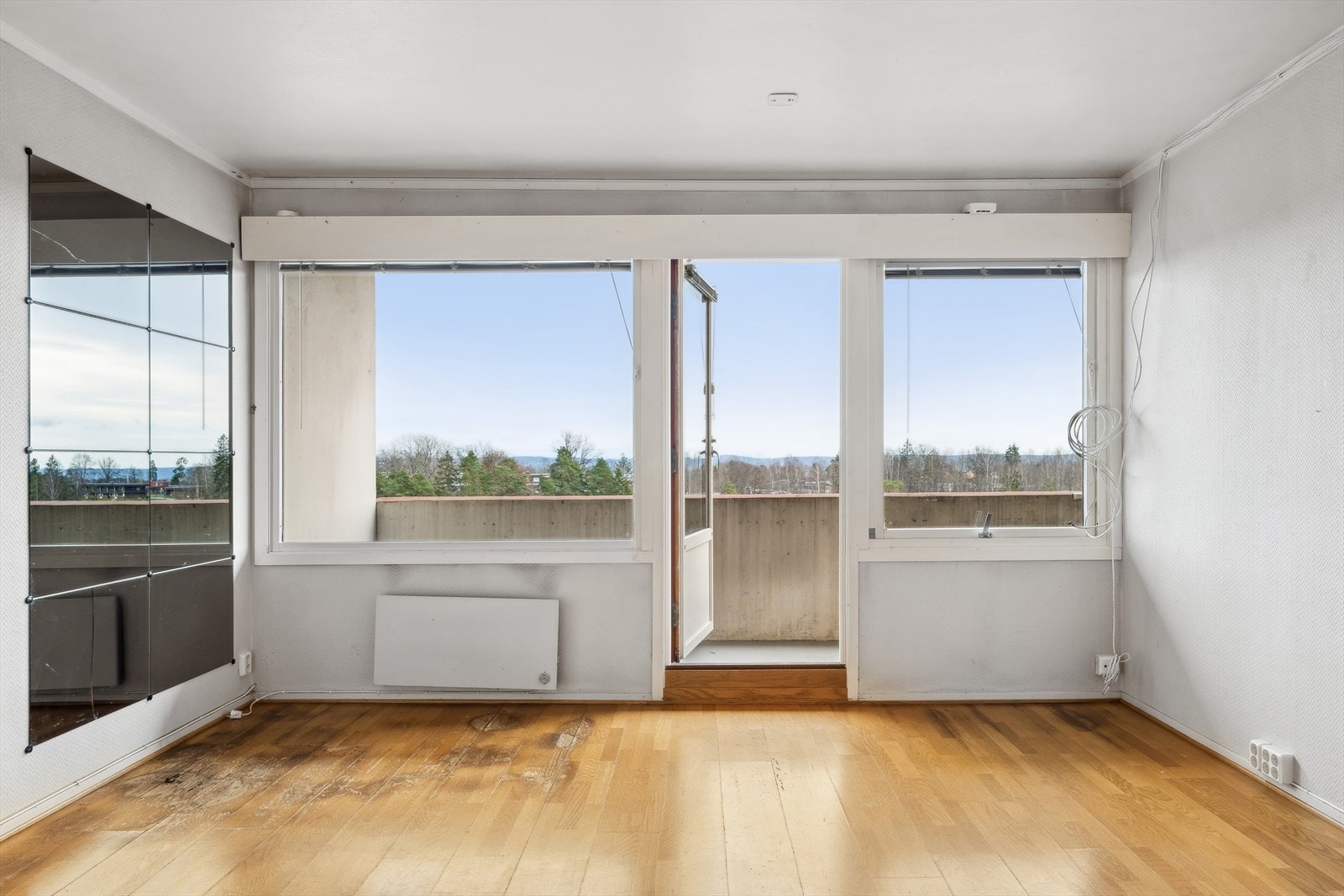 Fra stuen er det utgang til den ene av boligens to balkonger, som har et areal på cirka 10 m². Galleribilde