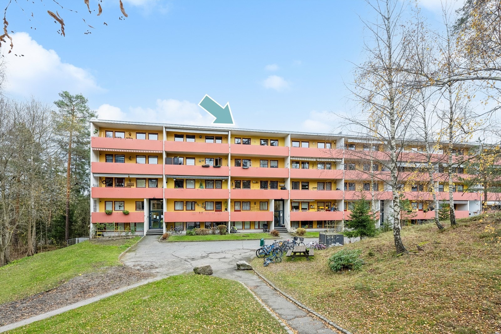 Velkommen til Huldreveien 85! Gjennomgående 4-roms toppleilighet med gode solforhold og hyggelig utsyn fra leilighetens to balkonger. Galleribilde