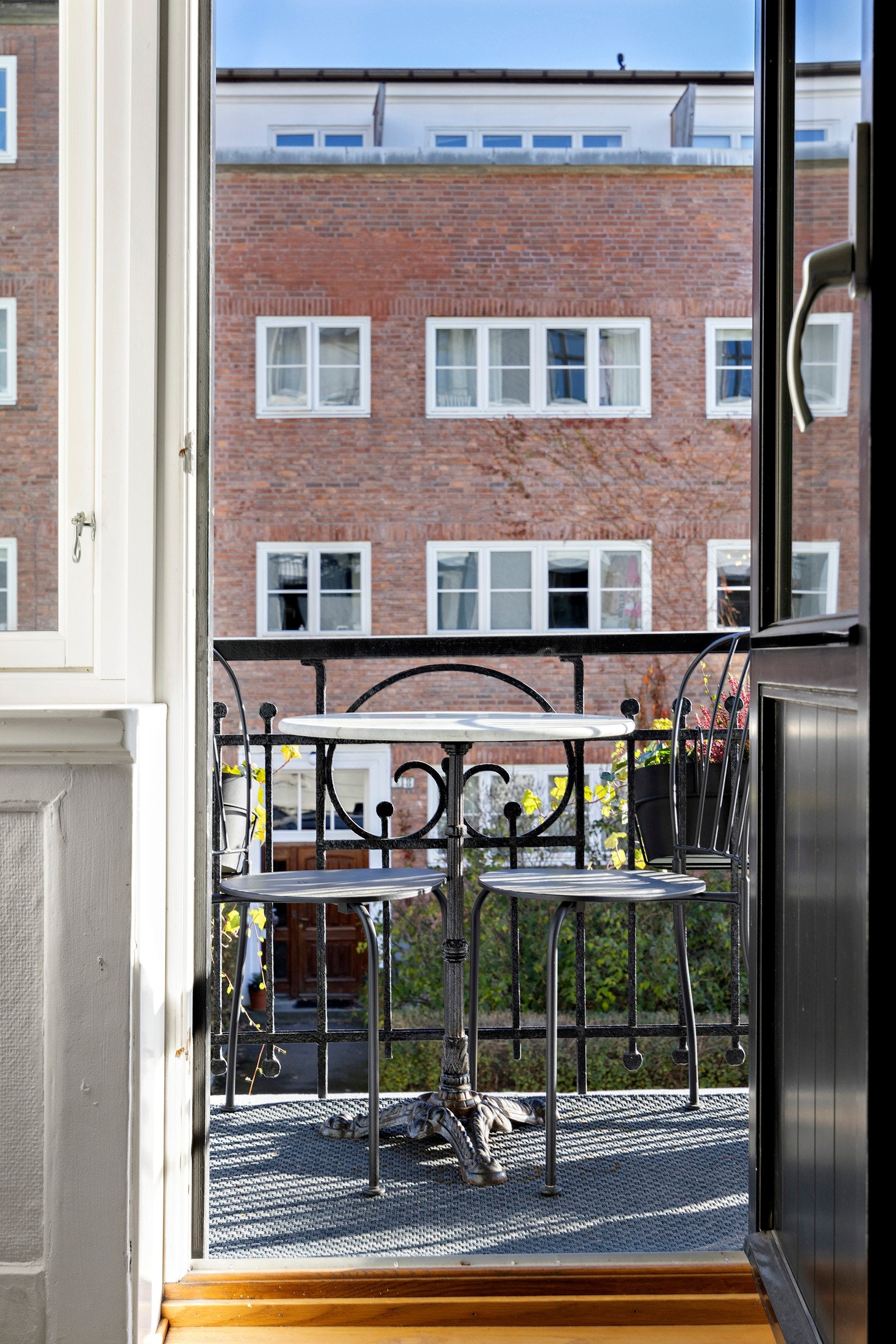 Balkongen utenfor stuen kan innredes med et kafesett med stoler og bord. Galleribilde