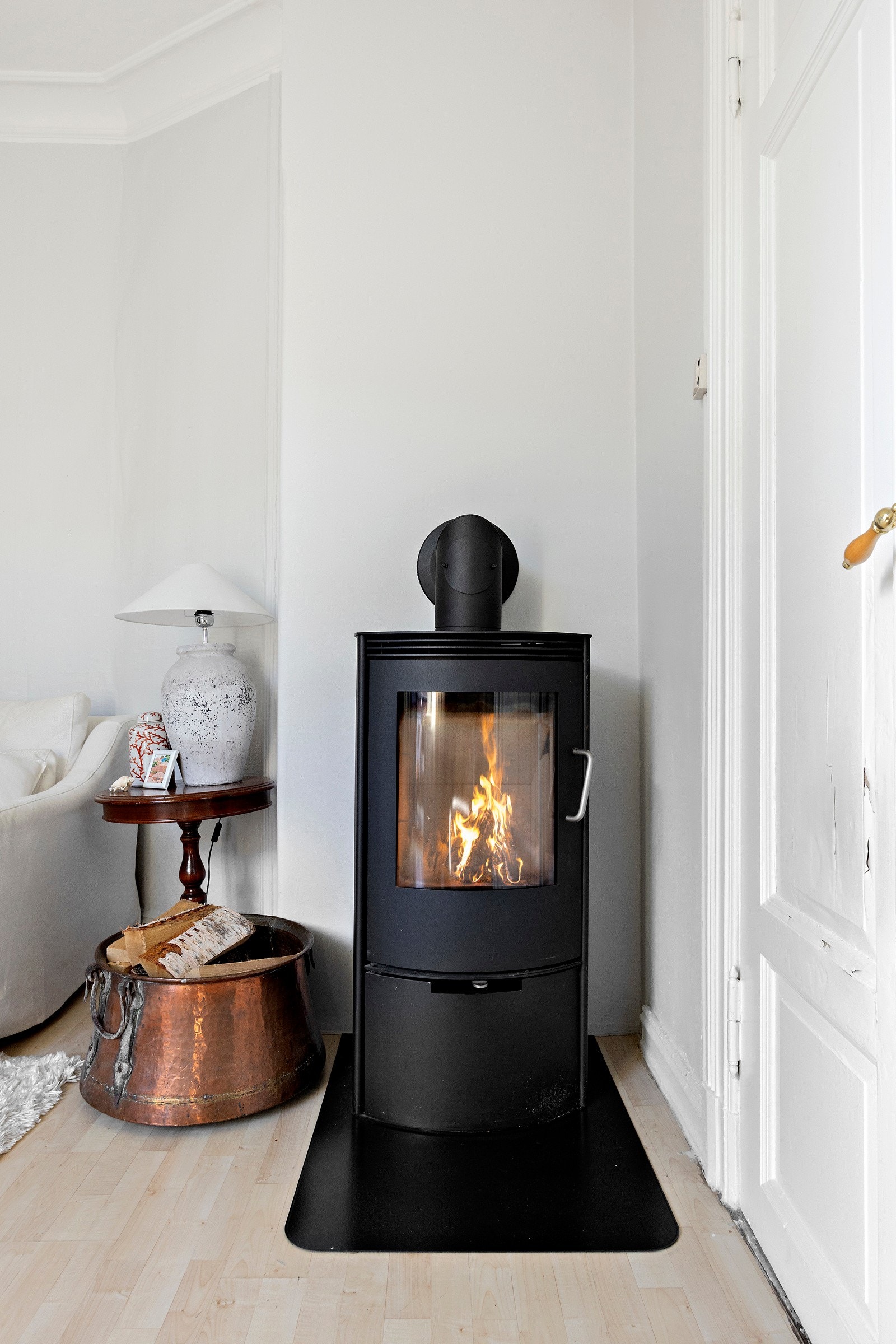 I stuen er de tmontert en lekker peisovn med glassfelt i døren og på sidene. Galleribilde