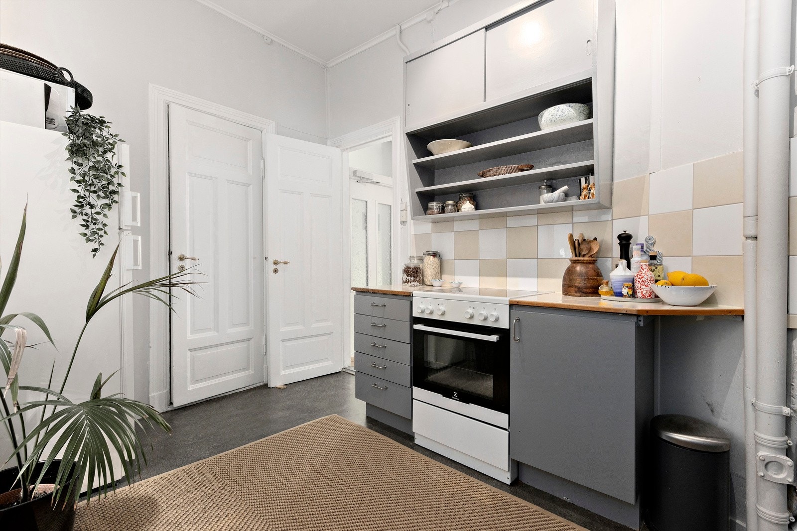 Kjøkkenet har behov for oppgradering. Det kan eventuelt etableres åpen kjøkkenløsning i stuen, og samtidig etablere et ekstra soverom der kjøkkenet er i dag. Galleribilde