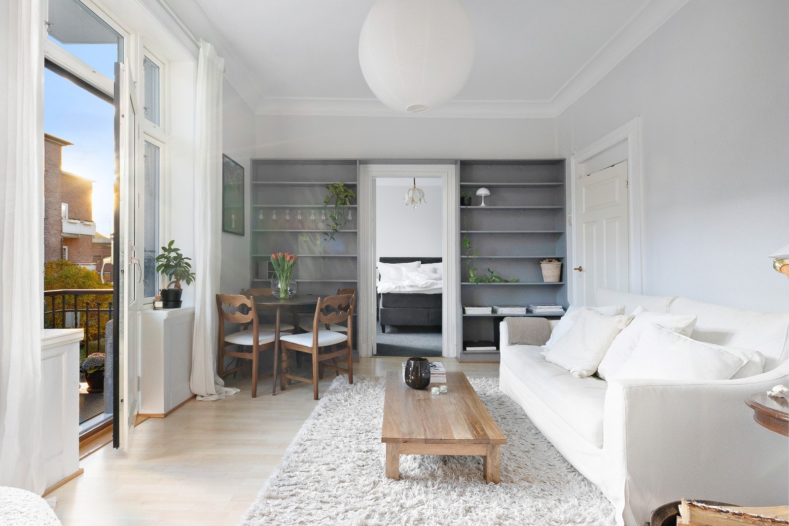 Stuen får rikelig med naturlig dagslys fra vindusflatene. Galleribilde