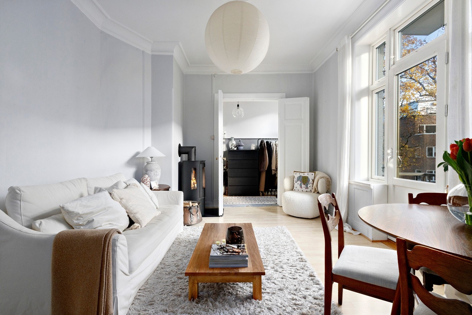 Stuen har en generøs takhøyde på hele 2,97 meter. Galleribilde