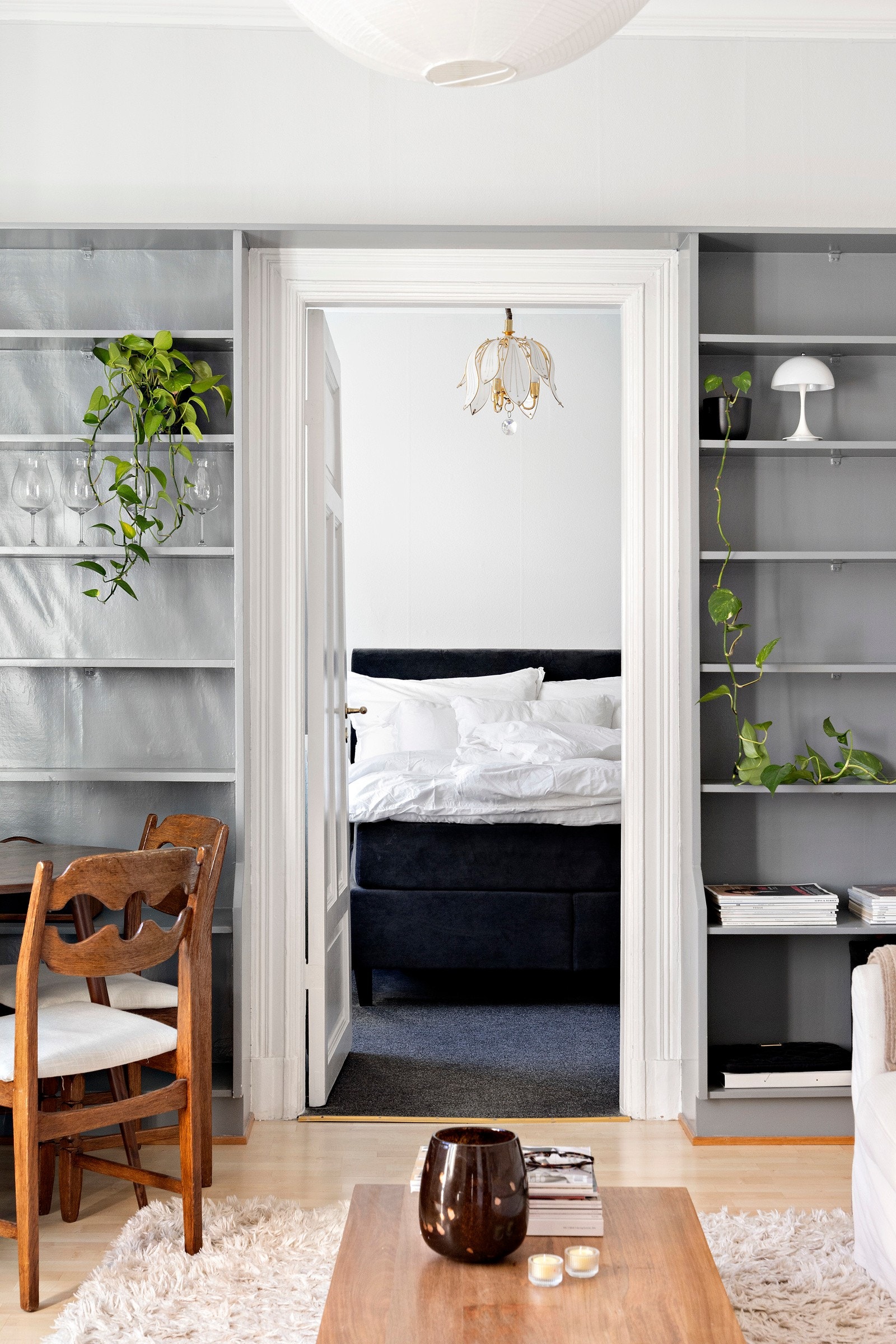 Stuen har en nydelig atmosfære som man får i eldre bygårder med stor takhøyde og gode vindusflater. Galleribilde