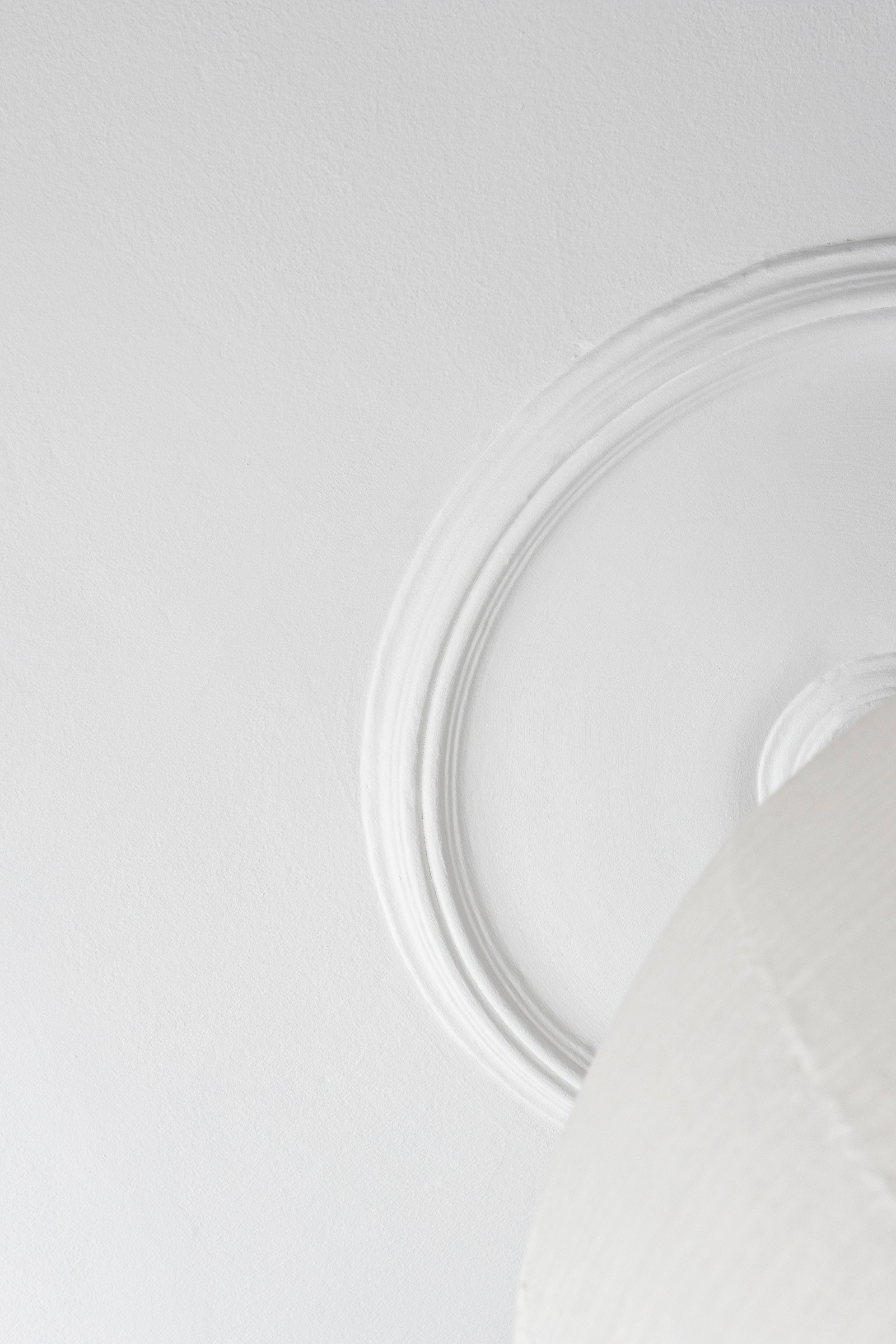 Det er rosett i taket i stuen og på soverommet. Galleribilde