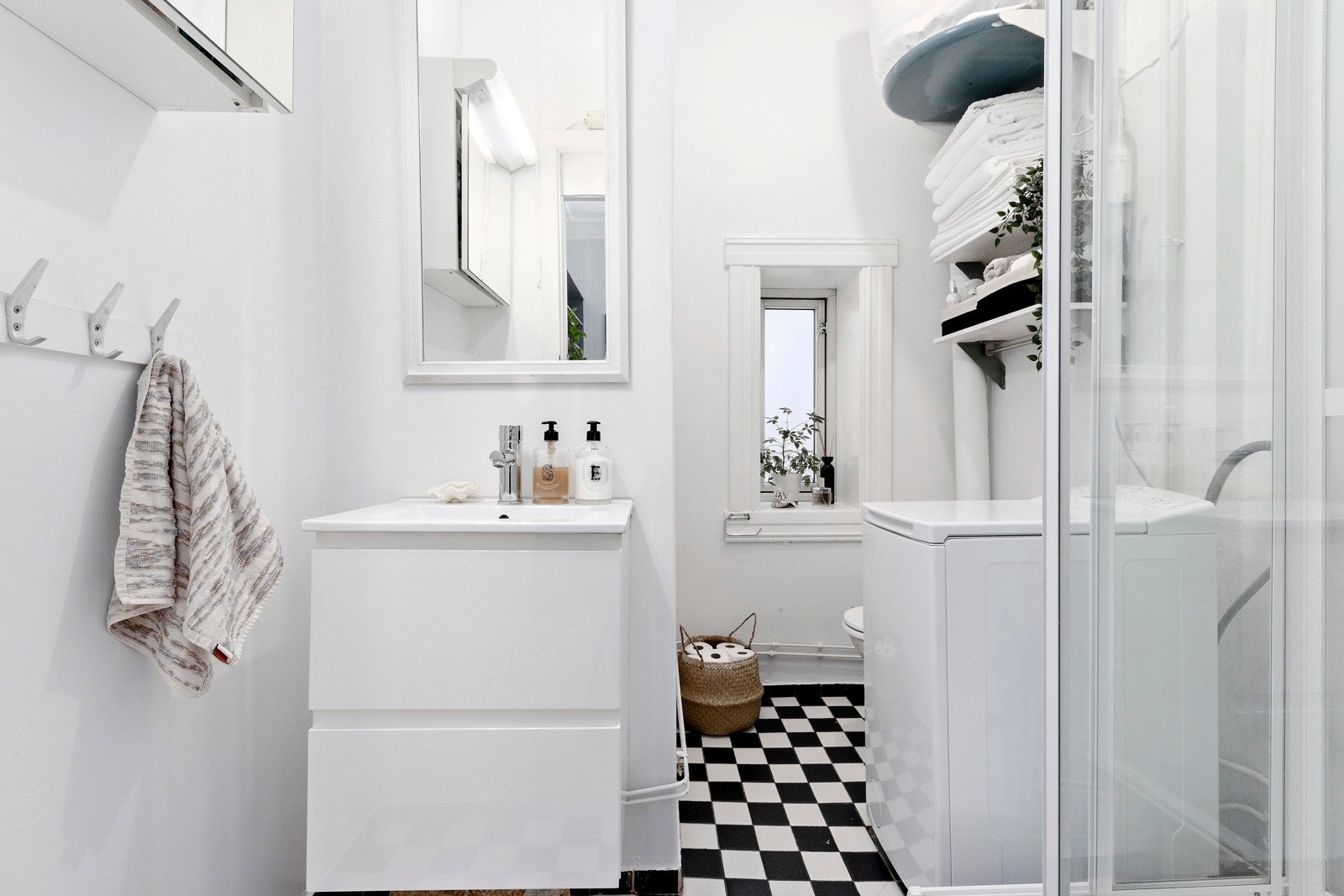 Badet har nyere innredning og stoppekran. Det ble montert ny varmtvannsbereder i 2020 (76 liter). Galleribilde