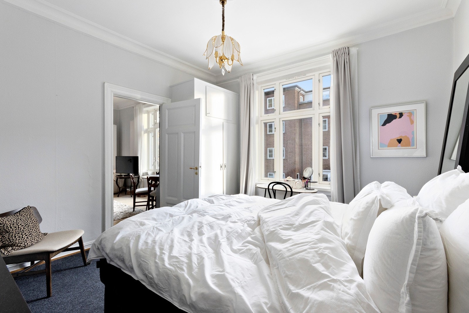 Soverommet har god plass til dobbeltseng og ulike oppbevaringsløsninger. Galleribilde