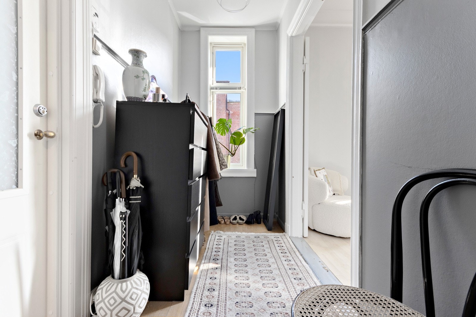 Entréen har plass til oppheng av klær og plassering av sko. Galleribilde