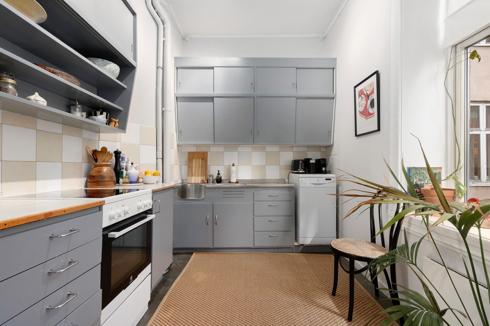 Kjøkkenet er av god størrelse, med eldre innredning. Galleribilde