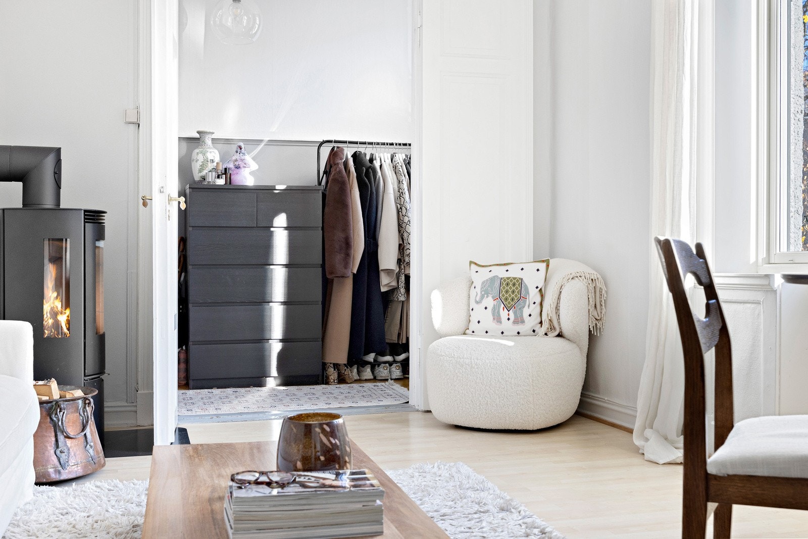 Stuen kan innredes med sittegruppe, spisebord og en egen "godstol". Galleribilde