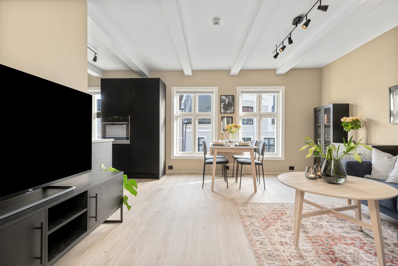 Stuen/kjøkkenet er godt utnyttet og har god plass til både sofagruppe, tv-seksjon og spisegruppe. Galleribilde